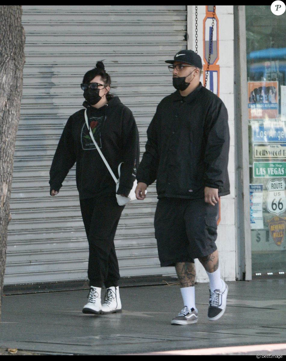 Exclusif - Amanda Bynes et son compagnon Paul Michael se promènent sur Hollywood Blvd à Los Angeles, Californie, Etats-Unis, le 18 octobre 2021.