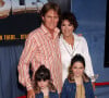 Caitlyn Jenner (anciennement Bruce Jenner), Kris Jenner et leurs filles Kylie et Kendall à Los Angeles. Avril 2003.