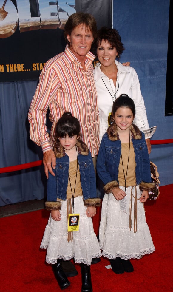 Caitlyn Jenner (anciennement Bruce Jenner), Kris Jenner et leurs filles Kylie et Kendall à Los Angeles. Avril 2003.