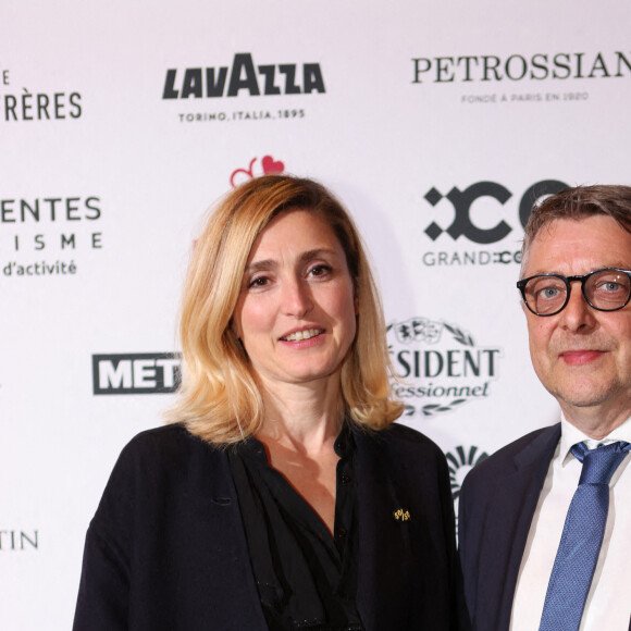 Julie Gayet et Philippe Bouty, Président du Conseil Départemental de la Charente au théâtre de Cognac lors de la cérémonie de remise des prix du Guide Rouge Michelin 2022 à Cognac le 22 mars 2022. © Jean-Marc Lhomer / Bestimage