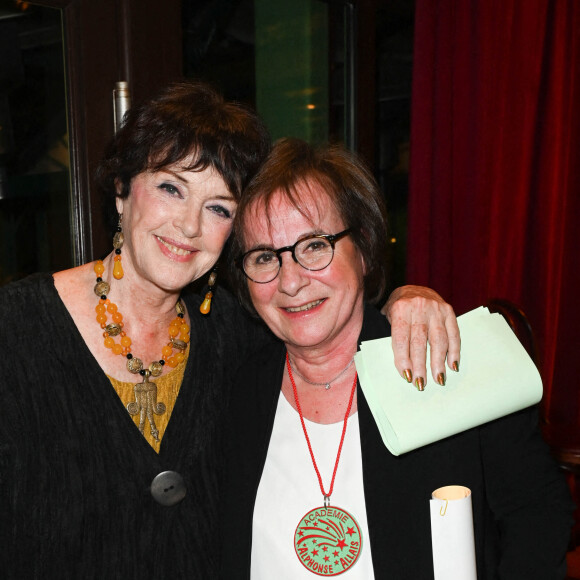 Anny Duperey et Marie-Paule Belle - L'académie Alphonse Allais intronise E. Naulleau, MP Belle et J. Santamaria au cabaret "La Cremaillère" à Paris le 21 mars 2022. © Coadic Guirec/Bestimage