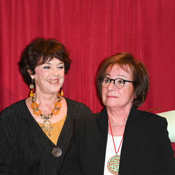Anny Duperey et Marie-Paule Belle - L'académie Alphonse Allais intronise E. Naulleau, MP Belle et J. Santamaria au cabaret "La Cremaillère" à Paris le 21 mars 2022. © Coadic Guirec/Bestimage
