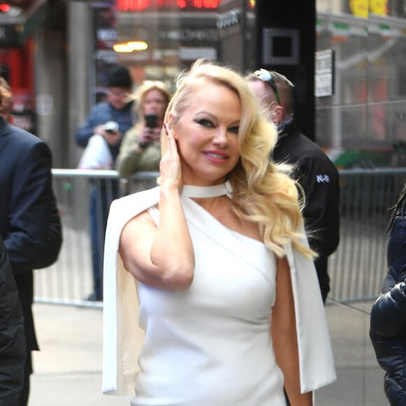Pamela Anderson s'est rendue dans les studios de l'émission "Good Morning America" pour parler de son nouveau projet : la comédie musicale "Chicago", à Broadway.
