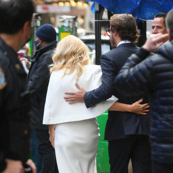 Pamela Anderson, accompagnée de son fils aîné Brandon Lee, s'est rendue dans les studios de l'émission "Good Morning America". New York, le 23 mars 2022.