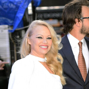 Pamela Anderson, accompagnée de son fils aîné Brandon Lee, s'est rendue dans les studios de l'émission "Good Morning America". New York, le 23 mars 2022.