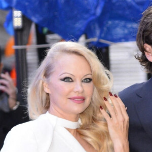 Pamela Anderson, accompagnée de son fils aîné Brandon Lee, s'est rendue dans les studios de l'émission "Good Morning America". New York, le 23 mars 2022.