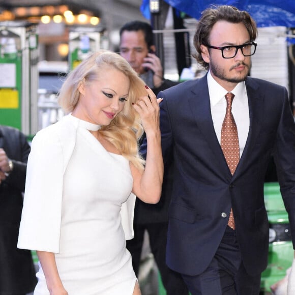 Pamela Anderson, accompagnée de son fils aîné Brandon Lee, s'est rendue dans les studios de l'émission "Good Morning America". New York, le 23 mars 2022.