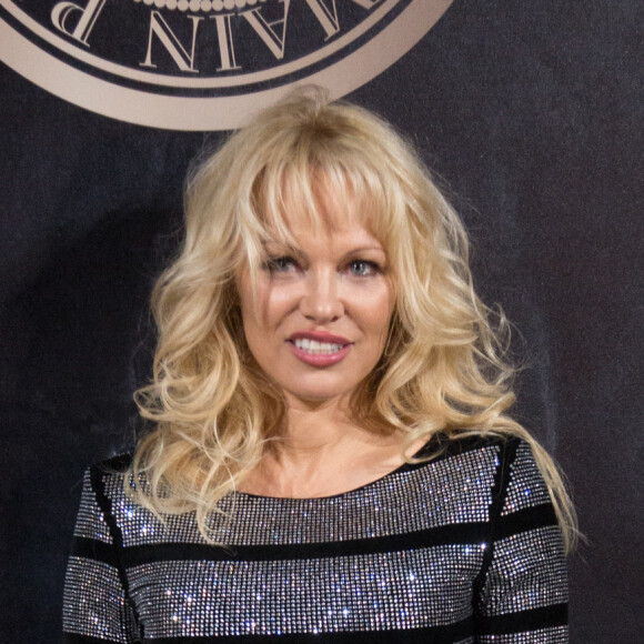 Pamela Anderson à la Fashion Week de Paris en 2017.