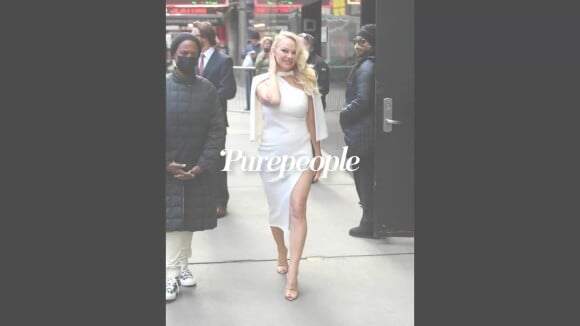 Pamela Anderson : Canon en robe blanche, soutenue par son fils Brandon pour un nouveau défi