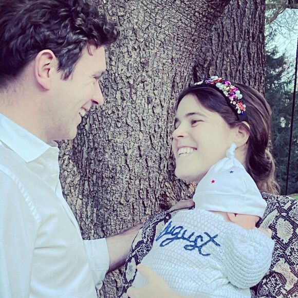 La princesse Eugenie, son mari Jack Brooksbank et leur fils August. Une photo à trois dévoilée sur Instagram en mars 2021.