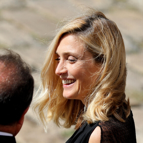François Hollande et sa compagne Julie Gayet lors de la cérémonie d'hommage national à Jean-Paul Belmondo à l'Hôtel des Invalides à Paris, France, le 9 septembre 2021. © Dominique Jacovides/Bestimage 