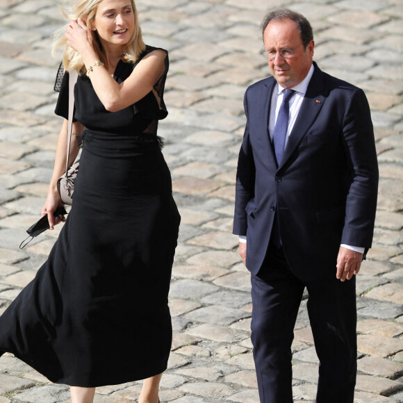 François Hollande et sa compagne Julie Gayet lors de la cérémonie d'hommage national à Jean-Paul Belmondo à l'Hôtel des Invalides à Paris, France, le 9 septembre 2021. © Dominique Jacovides/Bestimage 