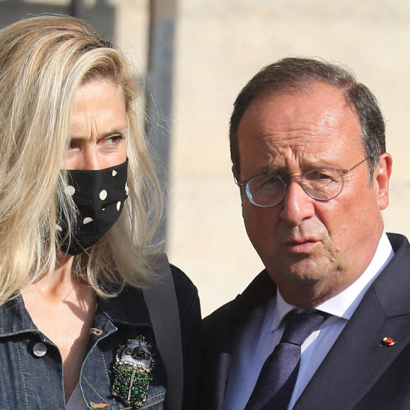 Julie Gayet et son compagnon François Hollande - Sorties des obsèques de Florence Rogers-Pinault en l'Église Saint-Sulpice à Paris, le 8 septembre 2021. Florence Rogers-Pinault, fille de F.Pinault et M.Campbell, est décédée à l'âge de 58 ans. Elle occupait le poste de responsable des relations publiques du vignoble de Château Latour à Pauillac.