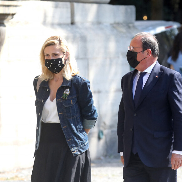 Julie Gayet et son compagnon François Hollande - Obsèques de Florence Rogers-Pinault en l'Église Saint-Sulpice à Paris, le 8 septembre 2021. Florence Rogers-Pinault, fille de F.Pinault et M.Campbell, est décédée à l'âge de 58 ans. Elle occupait le poste de responsable des relations publiques du vignoble de Château Latour à Pauillac. 