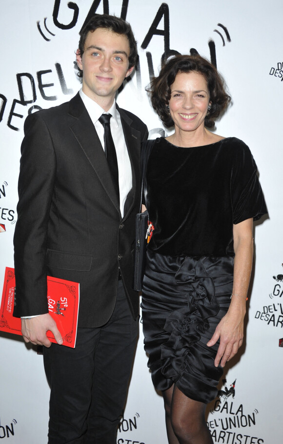 Elizabeth Bourgine et son fils Jules - 51eme Gala de l'Union Des Artistes au Cirque Alexis Gruss a Paris le 12 Novembre 2012.