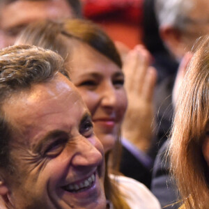 Nicolas Sarkozy et sa femme Carla Bruni-Sarkozy très complices lors d'un meeting à Marseille - Nicolas Sarkozy, l'ancien président de la république française, en meeting à la salle Vallier à Marseille pour la campagne des primaires des Républicains en vue de l'élection présidentielle de 2017, le 27 octobre 2016. © Bruno Bebert/Bestimage 