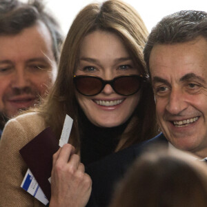 Nicolas Sarkozy et sa femme Carla Bruni-Sarkozy vont voter au lycée Jean de la Fontaine dans le 16ème à Paris pour le 2ème tour des élections régionales le 13 décembre 2015. Également présent Claude Goasguen © Pool / Bestimage 