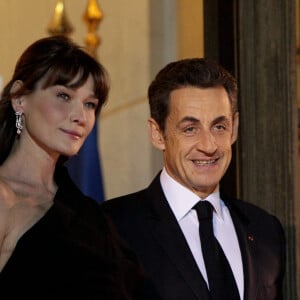 Nicolas Sarkozy et Carla Bruni au dîner d'Etat au palais de l'Elysée en l'honneur de Jacob Zuma, président de la République d'Afrique du Sud