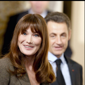 Nicolas Sarkozy et Carla Bruni à la réunion de diverses organisations engagées dans la lutte contre le Sida à l'hôtel Marigny à Paris