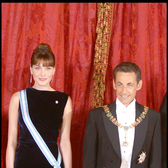 Nicolas Sarkozy et Carla Bruni lors du dîner donné à l'honneur du président français au Palais Royal à Madrid, Espagne en 2009