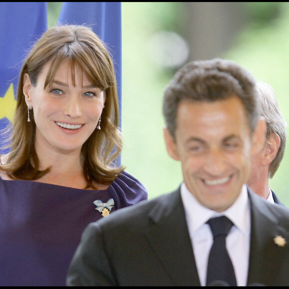 Nicolas Sarkozy et Carla Bruni se rendent à une réception pour les membres de la communauté française à la résidence de France de Madrid à l'occasion du voyage d'Etat en Espagne.