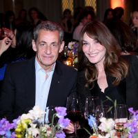 Carla Bruni tactile avec Nicolas Sarkozy : tendre caresse et preuve d'amour en plein show