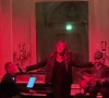 Carla Bruni chante Quelqu'un m'a dit au dîner Etam Femmes Culottées organisé à Paris