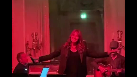 Carla Bruni chante Quelqu'un m'a dit au dîner Etam Femmes Culottées organisé à Paris