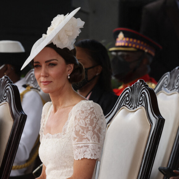 Le prince William, duc de Cambridge, et Catherine (Kate) Middleton, duchesse de Cambridge, assistent à la parade des officiers de l'Académie militaire des Caraïbes, à Kingston, le 24 mars 2022.