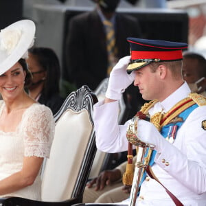 Le prince William, duc de Cambridge, et Catherine (Kate) Middleton, duchesse de Cambridge, assistent à la parade des officiers de l'Académie militaire des Caraïbes, à Kingston, le 24 mars 2022.