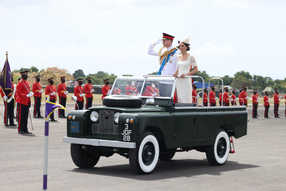 Le prince William, duc de Cambridge, et Catherine (Kate) Middleton, duchesse de Cambridge, assistent à la parade des officiers de l'Académie militaire des Caraïbes, à Kingston, le 24 mars 2022.