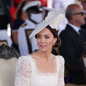 Catherine (Kate) Middleton, duchesse de Cambridge, assiste à la parade des officiers de l'Académie militaire des Caraïbes, à Kingston, le 24 mars 2022.