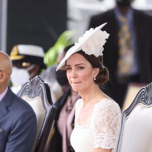 Catherine (Kate) Middleton, duchesse de Cambridge, assiste à la parade des officiers de l'Académie militaire des Caraïbes, à Kingston, le 24 mars 2022.