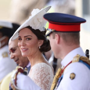 Le prince William, duc de Cambridge, et Catherine (Kate) Middleton, duchesse de Cambridge, assistent à la parade des officiers de l'Académie militaire des Caraïbes, à Kingston, le 24 mars 2022.