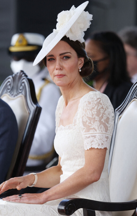 Catherine (Kate) Middleton, duchesse de Cambridge, assiste à la parade des officiers de l'Académie militaire des Caraïbes, à Kingston, le 24 mars 2022.