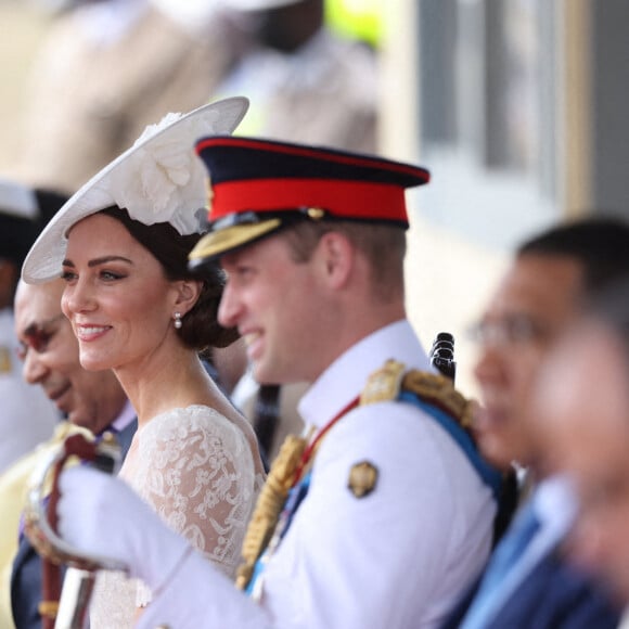 Le prince William, duc de Cambridge, et Catherine (Kate) Middleton, duchesse de Cambridge, assistent à la parade des officiers de l'Académie militaire des Caraïbes, à Kingston, le 24 mars 2022.