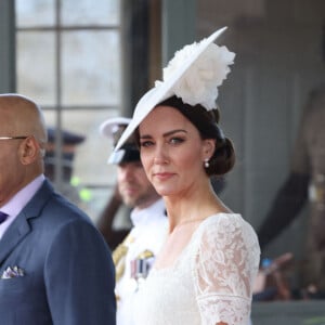 Catherine (Kate) Middleton, duchesse de Cambridge, assiste à la parade des officiers de l'Académie militaire des Caraïbes, à Kingston, le 24 mars 2022.