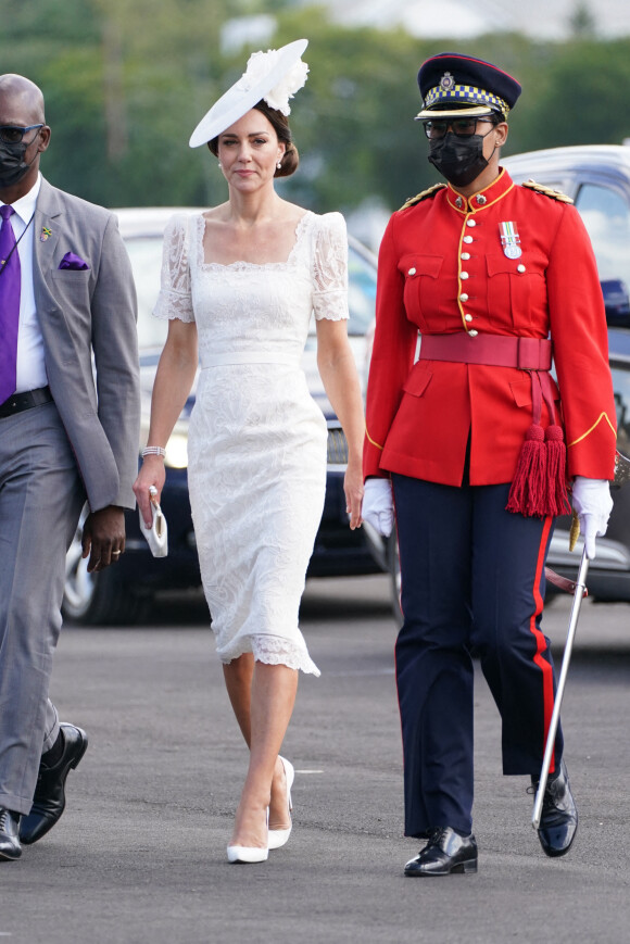 Catherine (Kate) Middleton, duchesse de Cambridge, assiste à la parade des officiers de l'Académie militaire des Caraïbes, à Kingston, le 24 mars 2022.