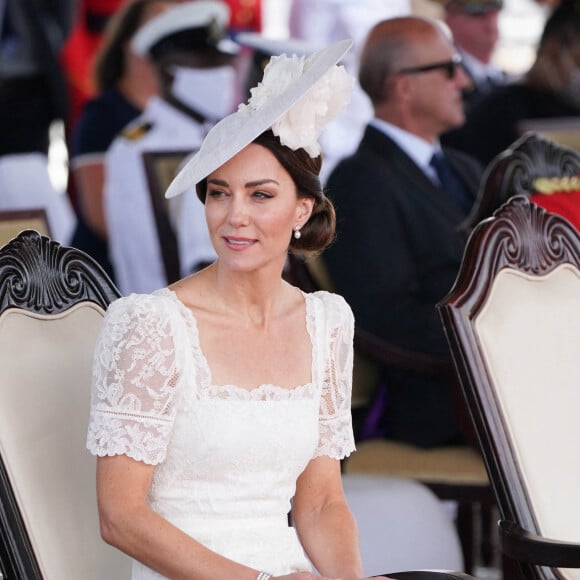 Catherine (Kate) Middleton, duchesse de Cambridge, assiste à la parade des officiers de l'Académie militaire des Caraïbes, à Kingston.