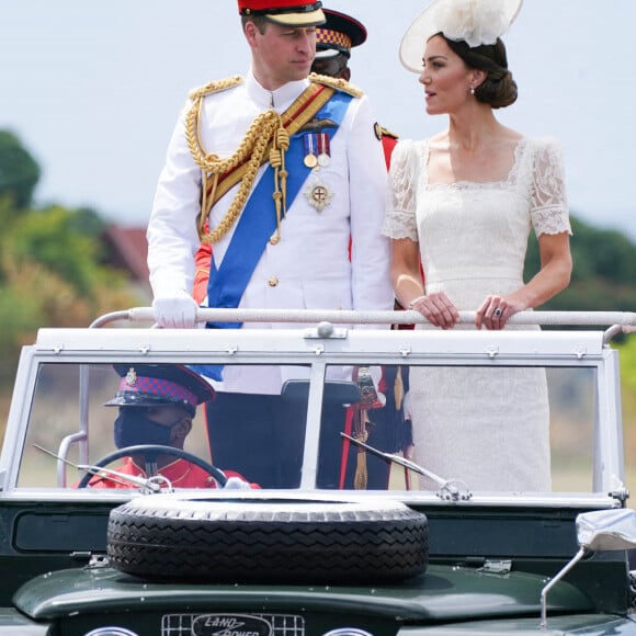 Le prince William, duc de Cambridge, et Catherine (Kate) Middleton, duchesse de Cambridge, assistent à la parade des officiers de l'Académie militaire des Caraïbes, à Kingston, le 24 mars 2022.