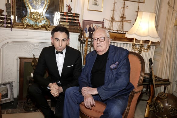 Exclusif - Jean-Marie Le Pen pose dans son hôtel particulier de Saint-Cloud avec Jordan de Luxe lors de l''enregistrement de l'émission "l'Instant de Luxe" à Paris le 17 mars 2022.