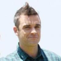 Découvrez le déjanté Robbie Williams se faire des perruques avec... ses chiens !