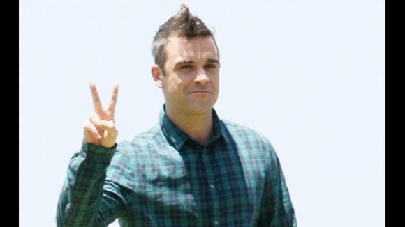 Découvrez le déjanté Robbie Williams se faire des perruques avec... ses chiens !