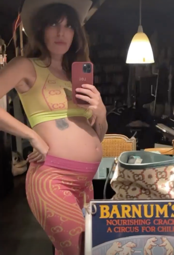 Lou Doillon a fait sa première apparition officielle depuis l'annonce de sa grossesse. Story Instagram du 24 mars 2022.