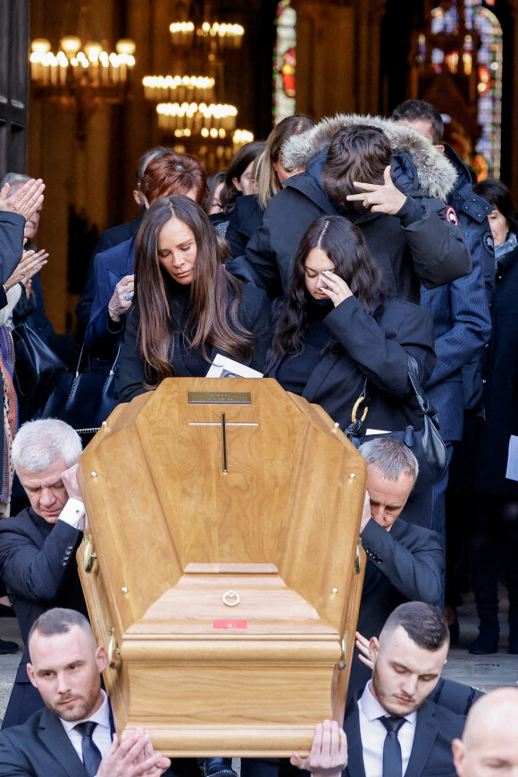 Nathalie Marquay et ses enfants Lou et Tom - La famille de Jean-Pierre Pernaut à la sortie des obsèques en la Basilique Sainte-Clotilde à Paris le 9 mars 2022. © Cyril Moreau/Bestimage