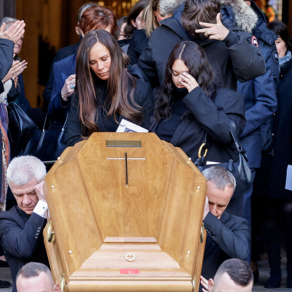 Nathalie Marquay et ses enfants Lou et Tom - La famille de Jean-Pierre Pernaut à la sortie des obsèques en la Basilique Sainte-Clotilde à Paris le 9 mars 2022. © Cyril Moreau/Bestimage