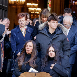 Nathalie Marquay et ses enfants Lou et Tom - La famille de Jean-Pierre Pernaut à la sortie des obsèques en la Basilique Sainte-Clotilde à Paris le 9 mars 2022. © Cyril Moreau/Bestimage