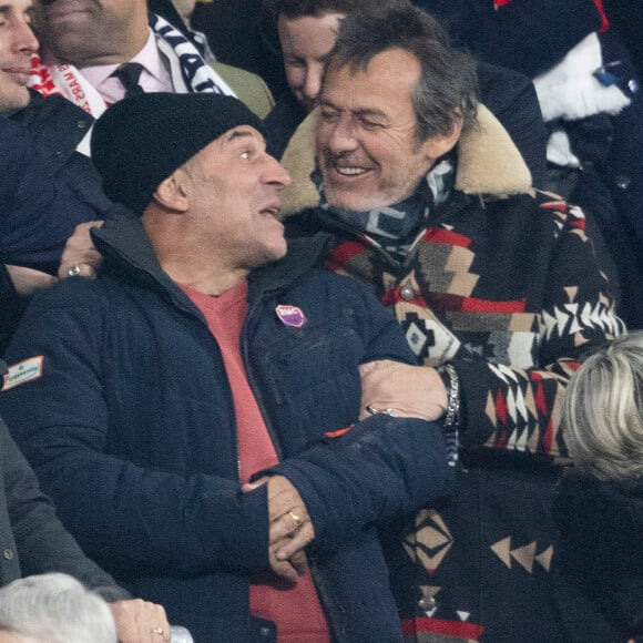 Jean-Luc Reichmann et Vincent Moscato dans les tribunes lors du match de rugby du Tournoi des 6 Nations opposant la France à l'Angleterre au stade de France, à Saint-Denis, Seine Saint-Denis, France, le 19 mars 2022. La France s'offre le grand chelem dans le Tournoi des six nations, après sa victoire 25-13 contre l'Angleterre. © Cyril Moreau/Bestimage