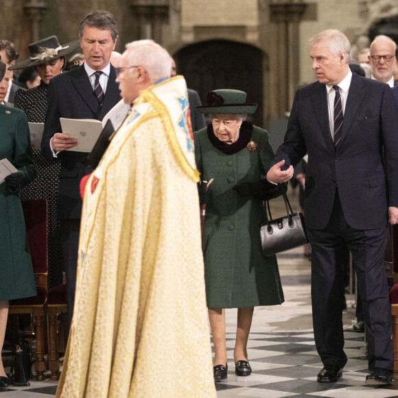 La reine Elizabeth II arrive à la cérémonie hommage au prince Philip, organisée à l'abbaye de Westminster à Londres, le 29 mars 2022. Elle est aidée de son fils le prince Andrew.