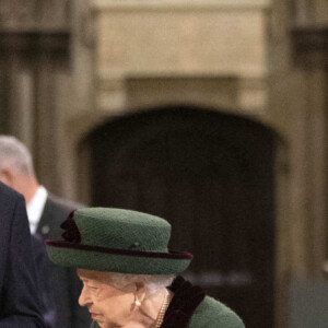 La reine Elizabeth II arrive à la cérémonie hommage au prince Philip, organisée à l'abbaye de Westminster à Londres, le 29 mars 2022. Elle est aidée de son fils le prince Andrew.